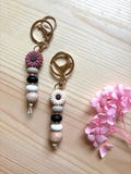 Daisy Keychain, Beaded Keychain, Beaded Keyring, Flower Keychain, Boho Keyring, Vintage Keychain
