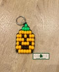 Pony Bead Pumpkin Keychain – 90s Retro Jack-o’-lantern Bag Charm, Beaded Halloween Backpack Accessory – Gift for Kids