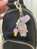 Bag Charm inspirado en Labubu Soft and Fluffy-Overalls:Lindo llavero con dije Labubu.Keychain cute kawaii